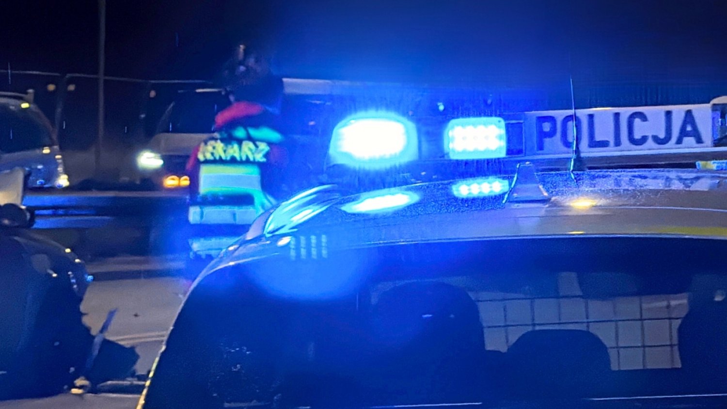 Pijany kierowca pędził przez Lublin, aż zatrzymał się na słupie (zdjęcie poglądowe wypadku). Jego partnerka walczy o życie.
