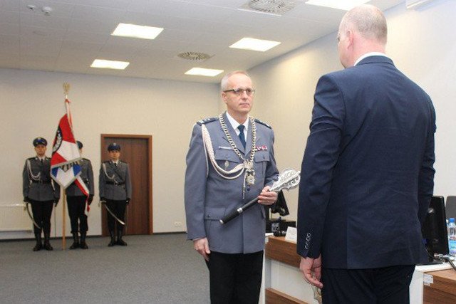 Rektor szkoły policyjnej jako komendant policji w Szczytnie chronił podwładnych, którzy torturowali zatrzymanych.