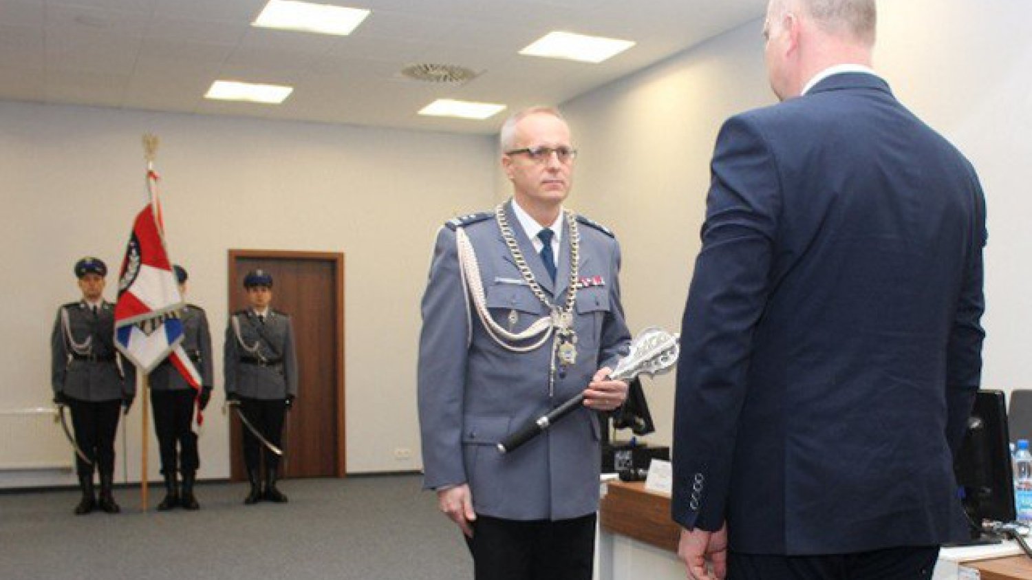 Rektor szkoły policyjnej jako komendant policji w Szczytnie chronił podwładnych, którzy torturowali zatrzymanych.