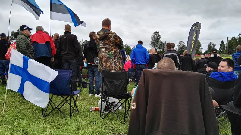Taką perspektywą na rajd miała spora rzesza widzów z tylnych rzędów. Nie przejmowali się tym.