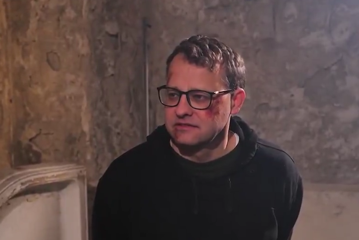 Tak oskarżony o przekręty poseł PiS Marcin Romanowski fantazjuje o swoim przesłuchaniu, do którego by doszło, gdyby nie uciekł na Węgry. Ucharakteryzowany na ofiarę tortur wystąpił w TV Republika u Miłosza Kłeczka.