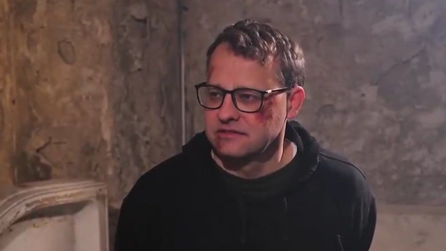 Tak oskarżony o przekręty poseł PiS Marcin Romanowski fantazjuje o swoim przesłuchaniu, do którego by doszło, gdyby nie uciekł na Węgry. Ucharakteryzowany na ofiarę tortur wystąpił w TV Republika u Miłosza Kłeczka.