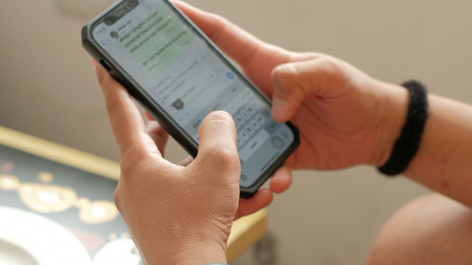 Jak działa nowe oszustwo na WhatsAppie? Fałszywy znajomy wysyła wiadomość o pomoc w konkursie