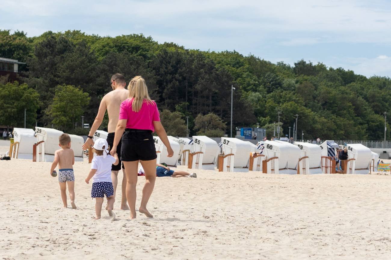 Wakacje 2023. Wczasy pod gruszą - jak uzyskać dopłaty? Warunki przyznania