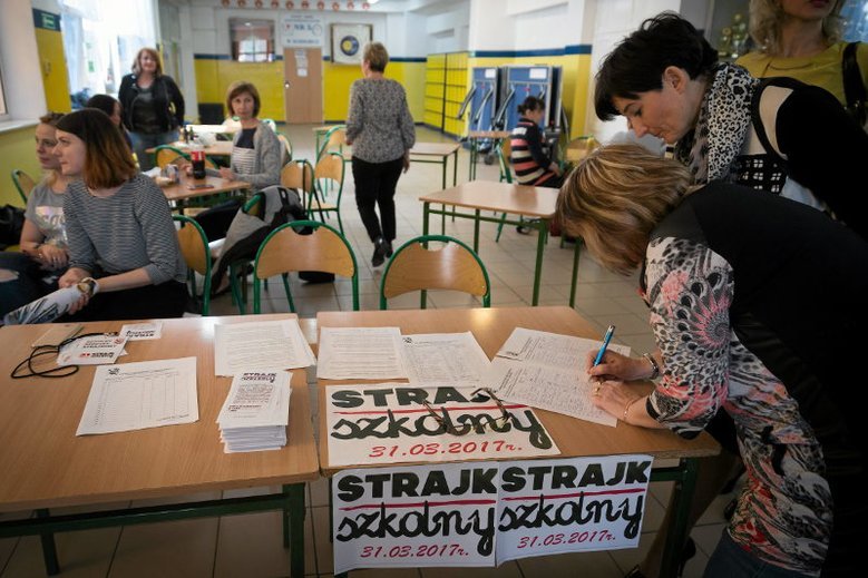 Nauczyciele domagali się spotkania z premierem. Zamiast Mateusza Morawieckiego przyjdzie minister Anna Zalewska.