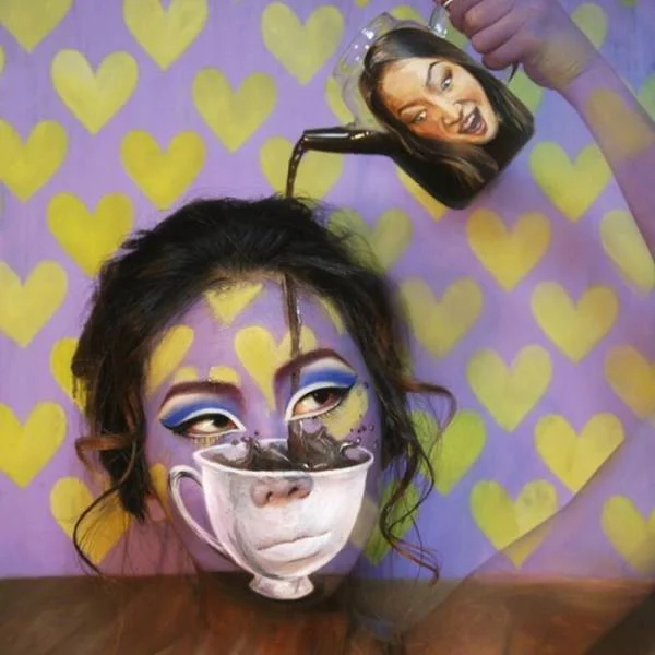 Make-up z "podkładem" filiżanki i tapety na ścianie