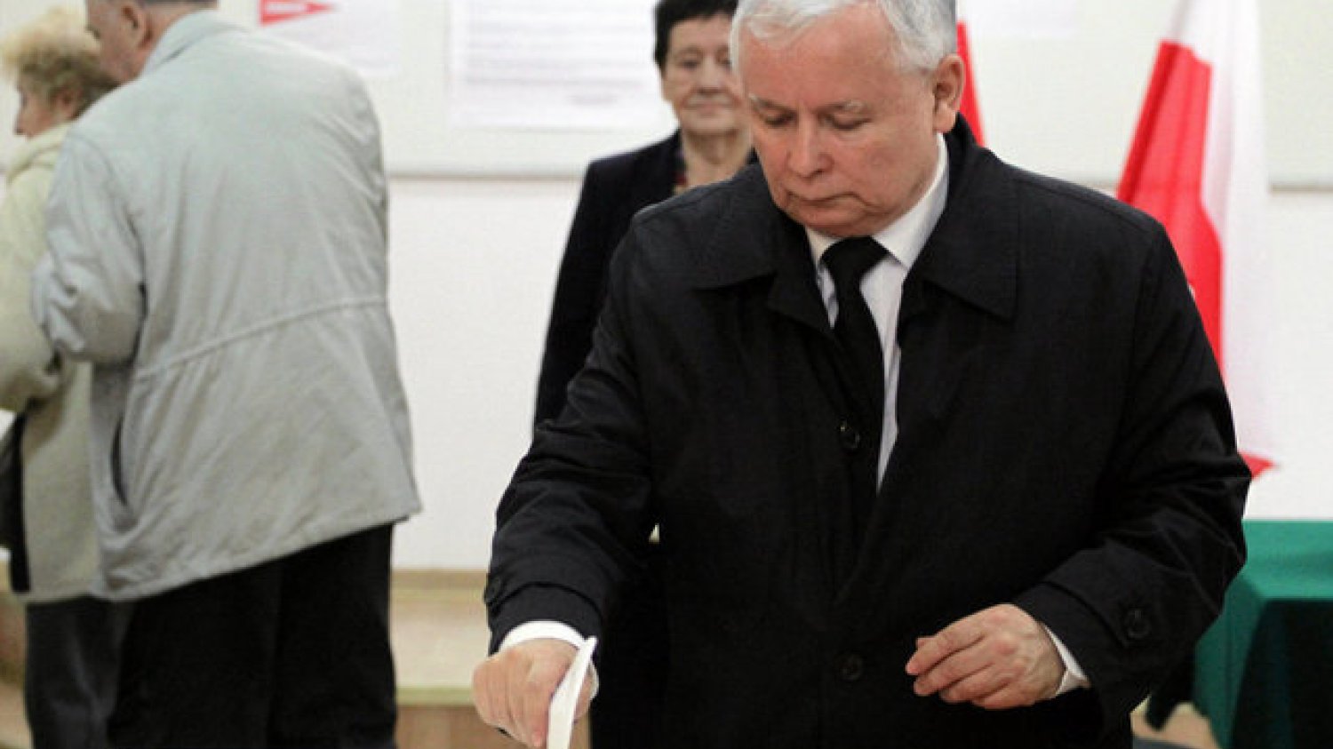 Z nieoficjalnych informacji wynika, że PiS rozważa zerwanie wakacji parlamentarnych i zwołanie nieplanowanego posiedzenia Sejmu. Jedna z teorii mówi, że celem tego ruchu będzie samorozwiązanie Sejmu i ogłoszenie przedterminowych wyborów.