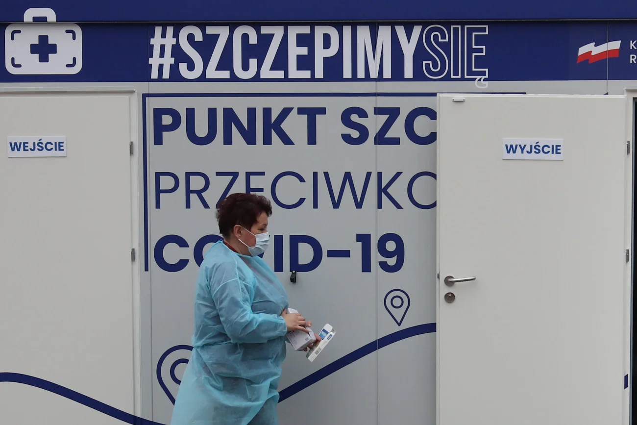 Szef KPRM Michał Dworczyk poinformował o pierwszych wygranych w loterii szczepionkowej.