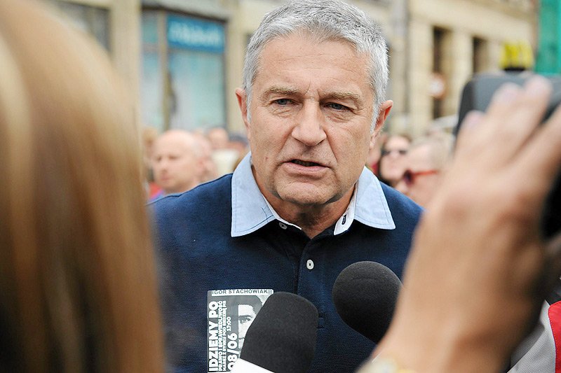 Władysław Frasyniuk opowiedział o tym, co w cztery oczy usłyszał od policjantów, którzy spacyfikowali jego protest przeciw PiS. Jeden z nich próbował go... "dyskretnie wypuścić".