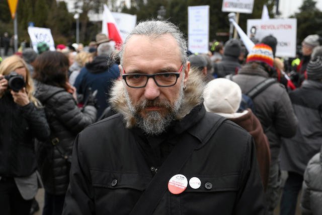 Lider KOD odcina się od hejtów po wypadku Dudy. "A może to była prowokacja?"