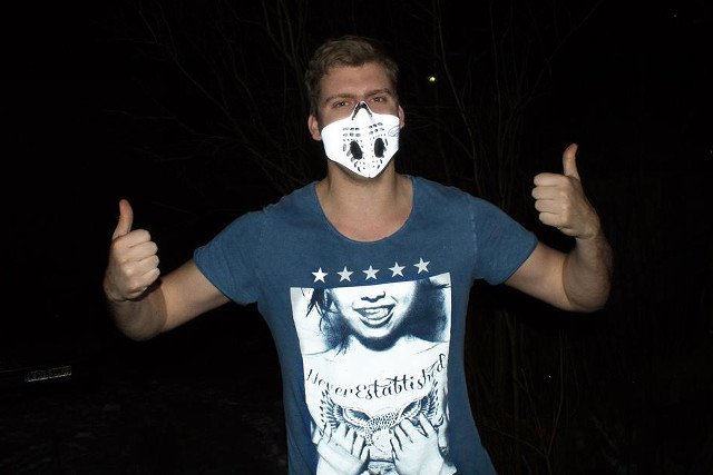 Jan Maciantowicz, dystrybutor masek przeciwsmogowych.