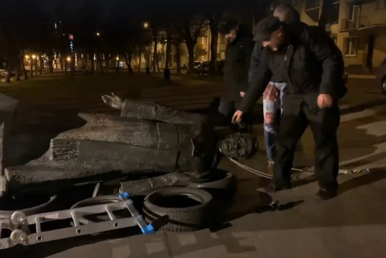 Gdańsk: Wiadomo, co dalej z pomnikiem ks. Henryka Jankowskiego.