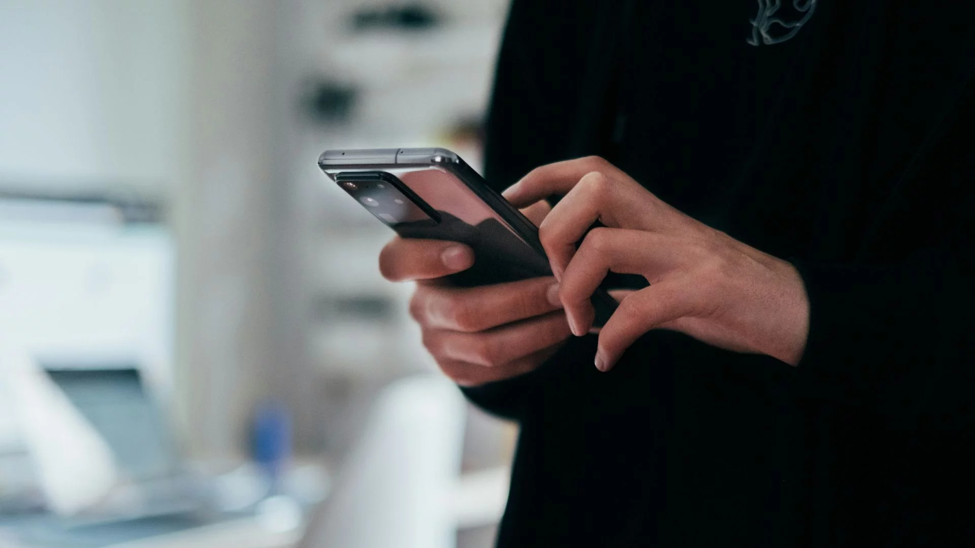 Play odcina pępowinę Orange. Koniec roamingu krajowego – wyjaśniamy, co to oznacza