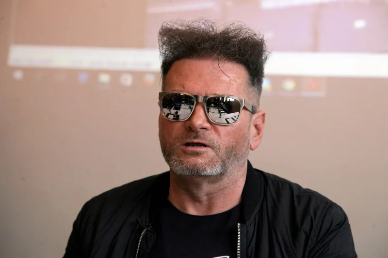 Krzysztof Rutkowski podczas show-konferencji w sprawie śmierci Polki w Egipcie.