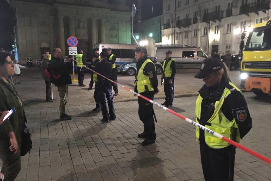 Podczas nocnej akcji policja usunęła z Krakowskiego Przedmieścia legalne manifestacje Obywateli Solidarnych w Akcji i Obywateli RP.