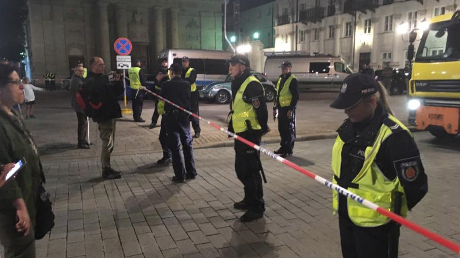 Podczas nocnej akcji policja usunęła z Krakowskiego Przedmieścia legalne manifestacje Obywateli Solidarnych w Akcji i Obywateli RP.