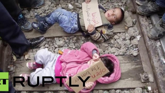 Imigranci znajdujący się na granicy z Macedonią w akcie protestu  kładą swoje małe dzieci na torach kolejowych.