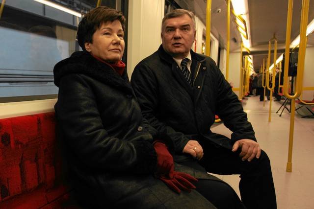 Prezydent Warszawy Hanna Gronkiewicz-Waltz i prezes warszawskiego metra Jerzy Lejk w wagonie podziemnej kolejki