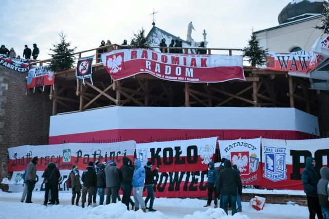 Kibice mieli ze sobą sztandary.