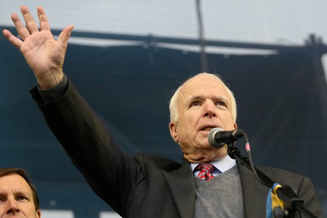Grudzień 2013 roku. Senator John McCain przemawia w Kijowie