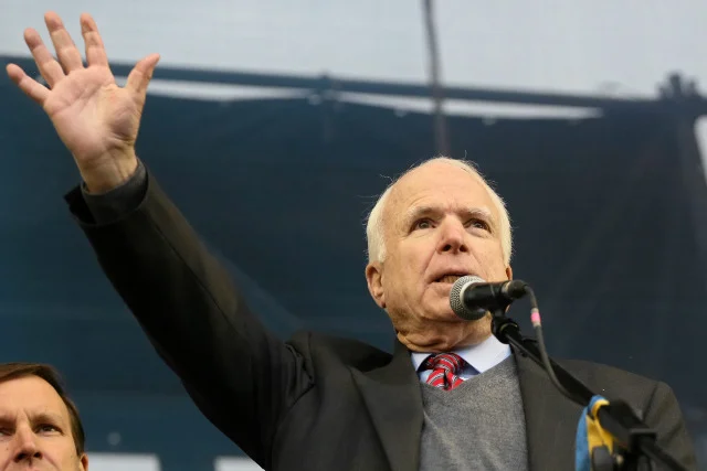 Grudzień 2013 roku. Senator John McCain przemawia w Kijowie