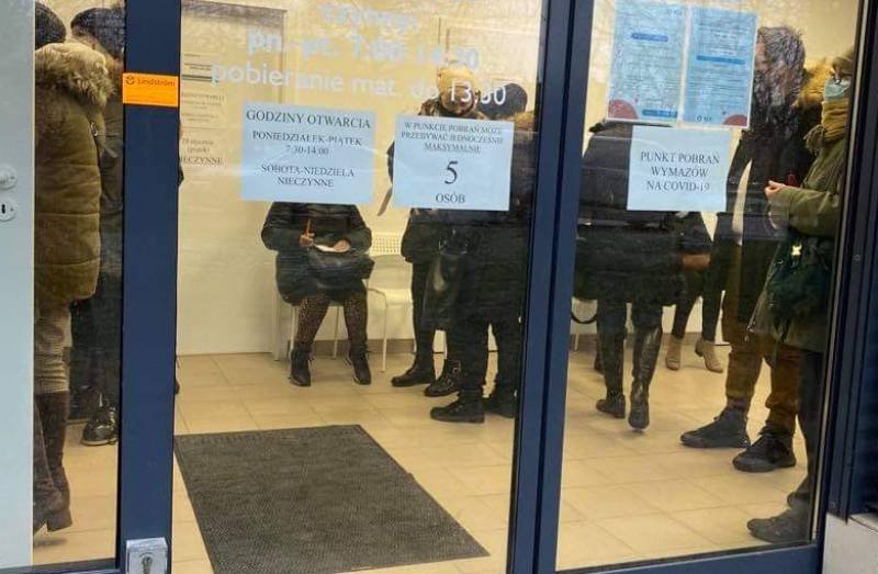 Koronawirus. Tłok w punkcie pobierania wymazów przy ul. Sikorskiego.