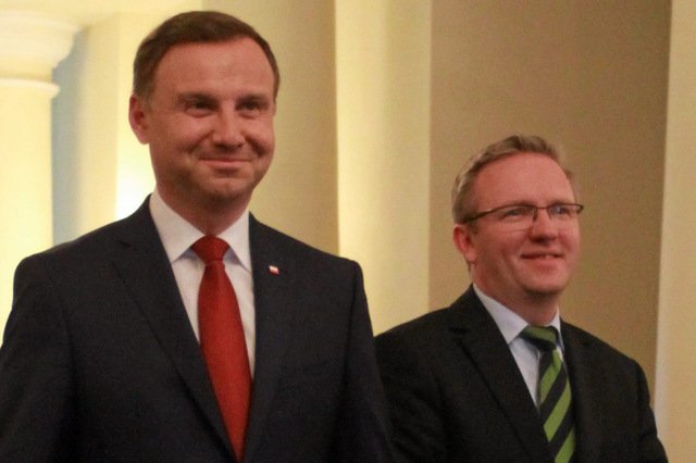 Krzysztof Szczerski (z prawej) zapewnił, że asystenci europosłów PiS nie byli i nie są zatrudniani na "lewych etatach"