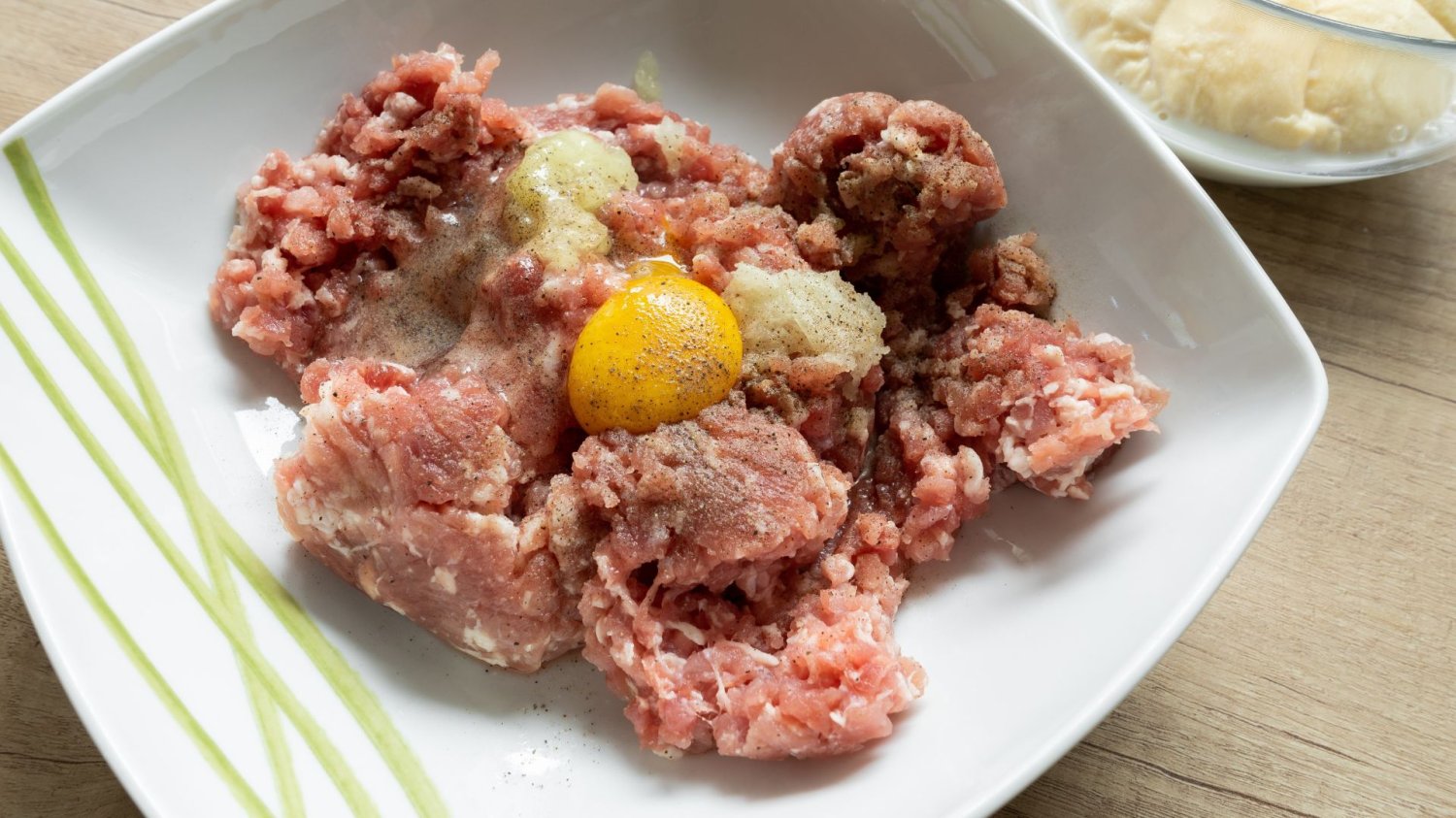 Czeski kotlet mielony smakuje lepiej od polskiego. Spróbuj, a sam się przekonasz. Mięso, jajko, cebula i przyprawy na kotlety mielone.