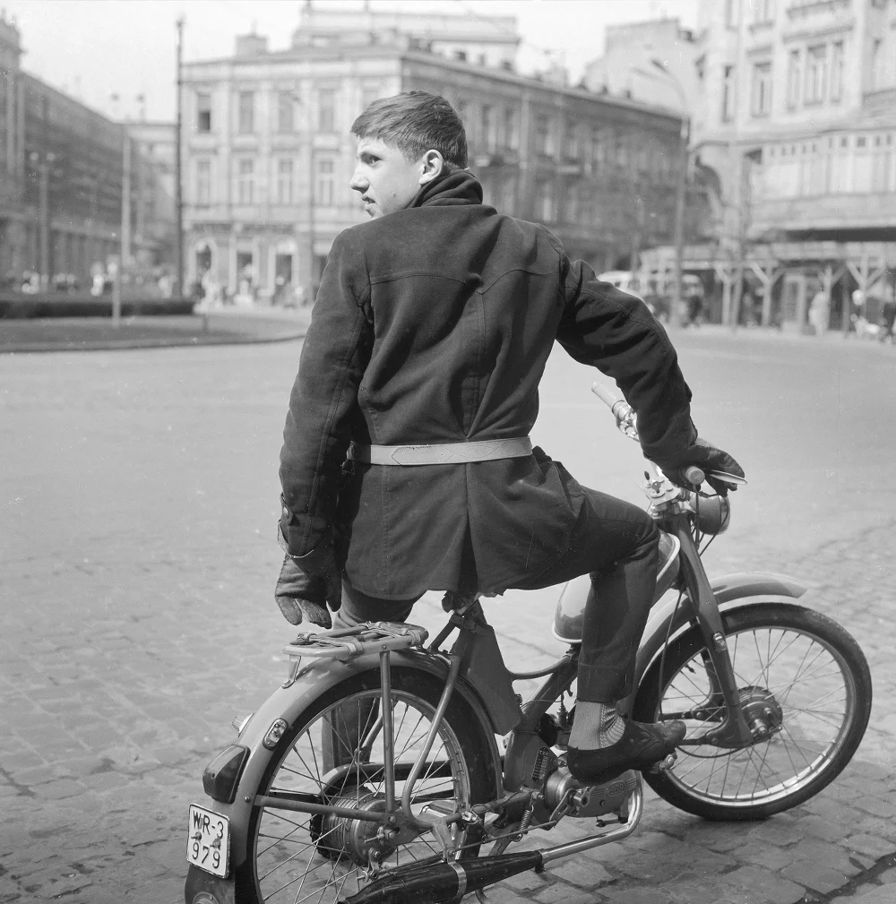 Motorowerzysta na motorowerze Komar MR-231 na placu Zbawiciela, między 1960 a 1966.
