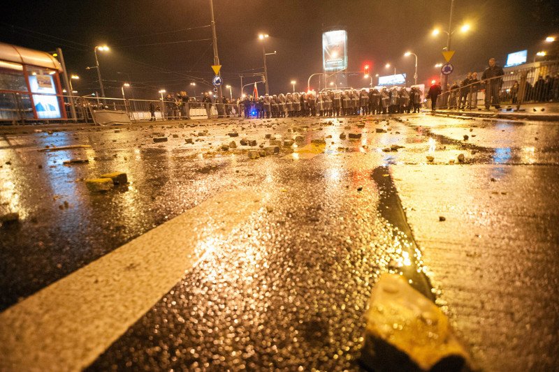 "Niewinne" kamienie leżące przy Rondzie Waszyngtona. Jeden z nich podkusił 17-letniego chuligana.