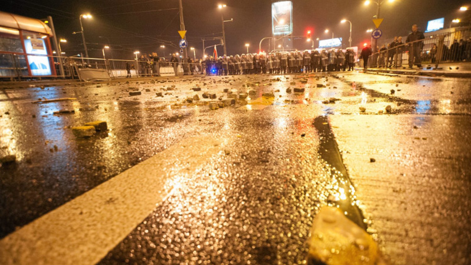 "Niewinne" kamienie leżące przy Rondzie Waszyngtona. Jeden z nich podkusił 17-letniego chuligana.