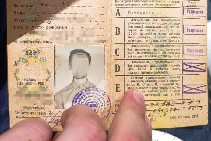 Kierowca zatrzymany do kontroli przez pomorską policję okazał praw