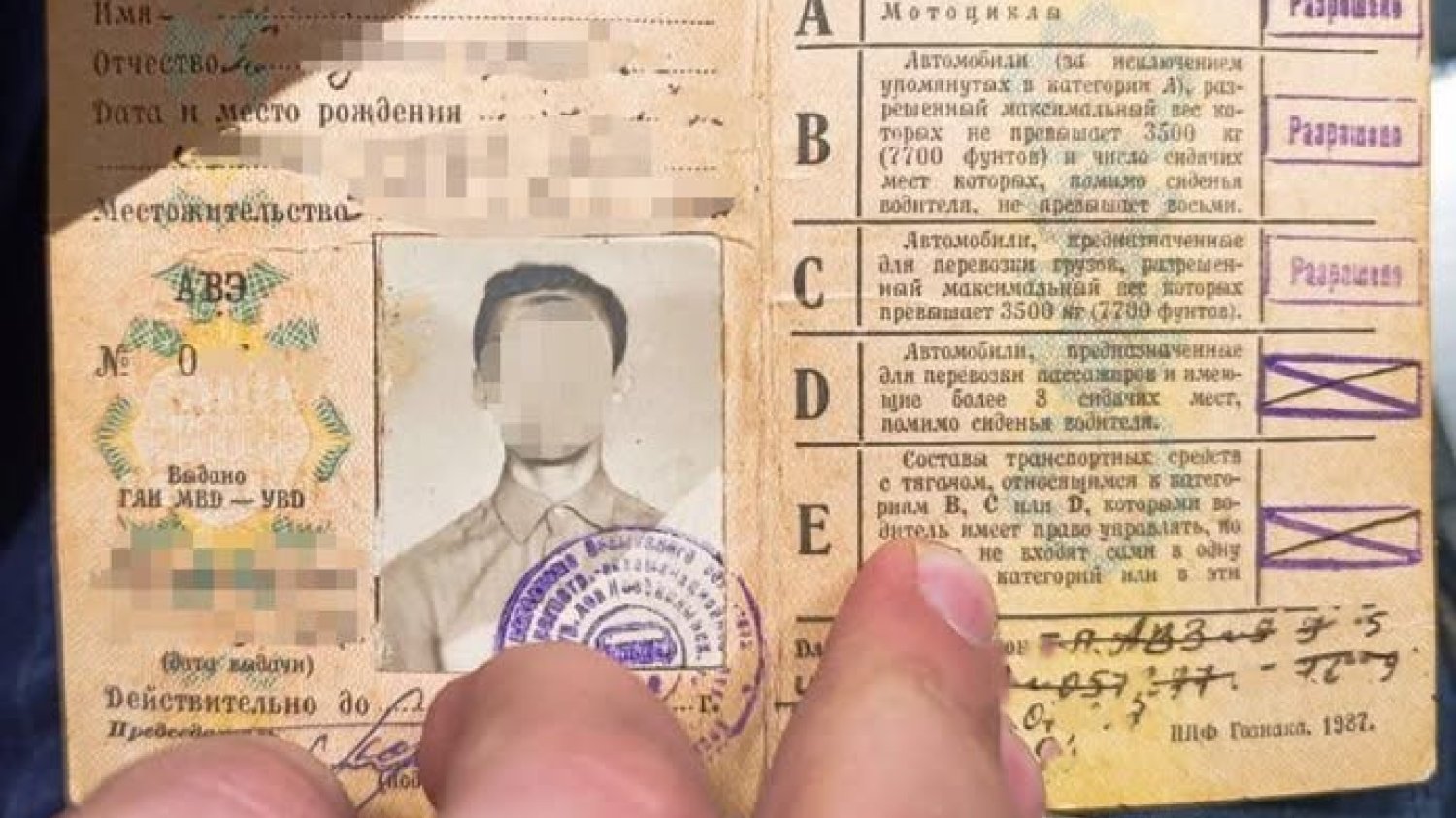 Kierowca zatrzymany do kontroli przez pomorską policję okazał praw