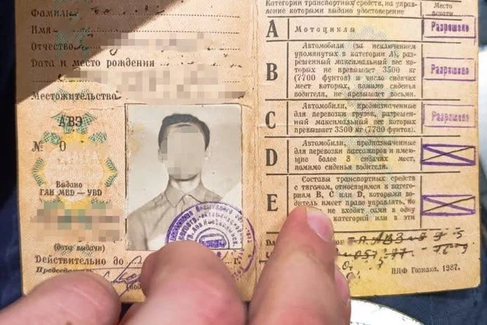 Kierowca zatrzymany do kontroli przez pomorską policję okazał praw