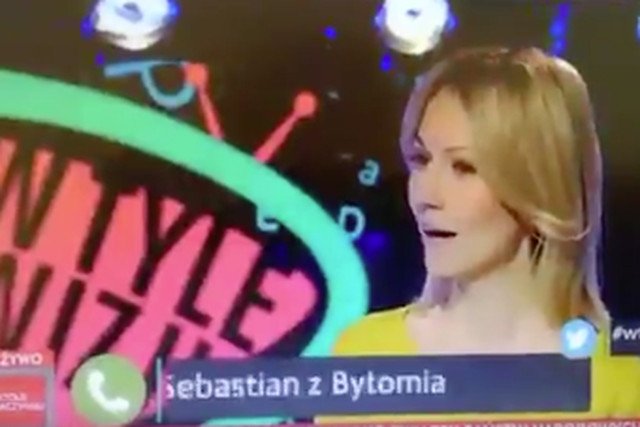 Magdalena Ogórek prowadzi "W tyle wizji", nagle dzwoni widz i zaczyna: Tak jak się umawialiśmy...