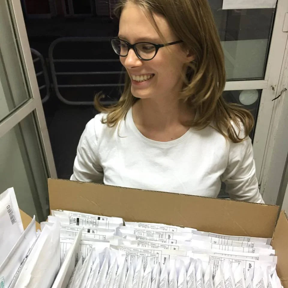 Julia podczas przygotowania płyt do wysyłki
