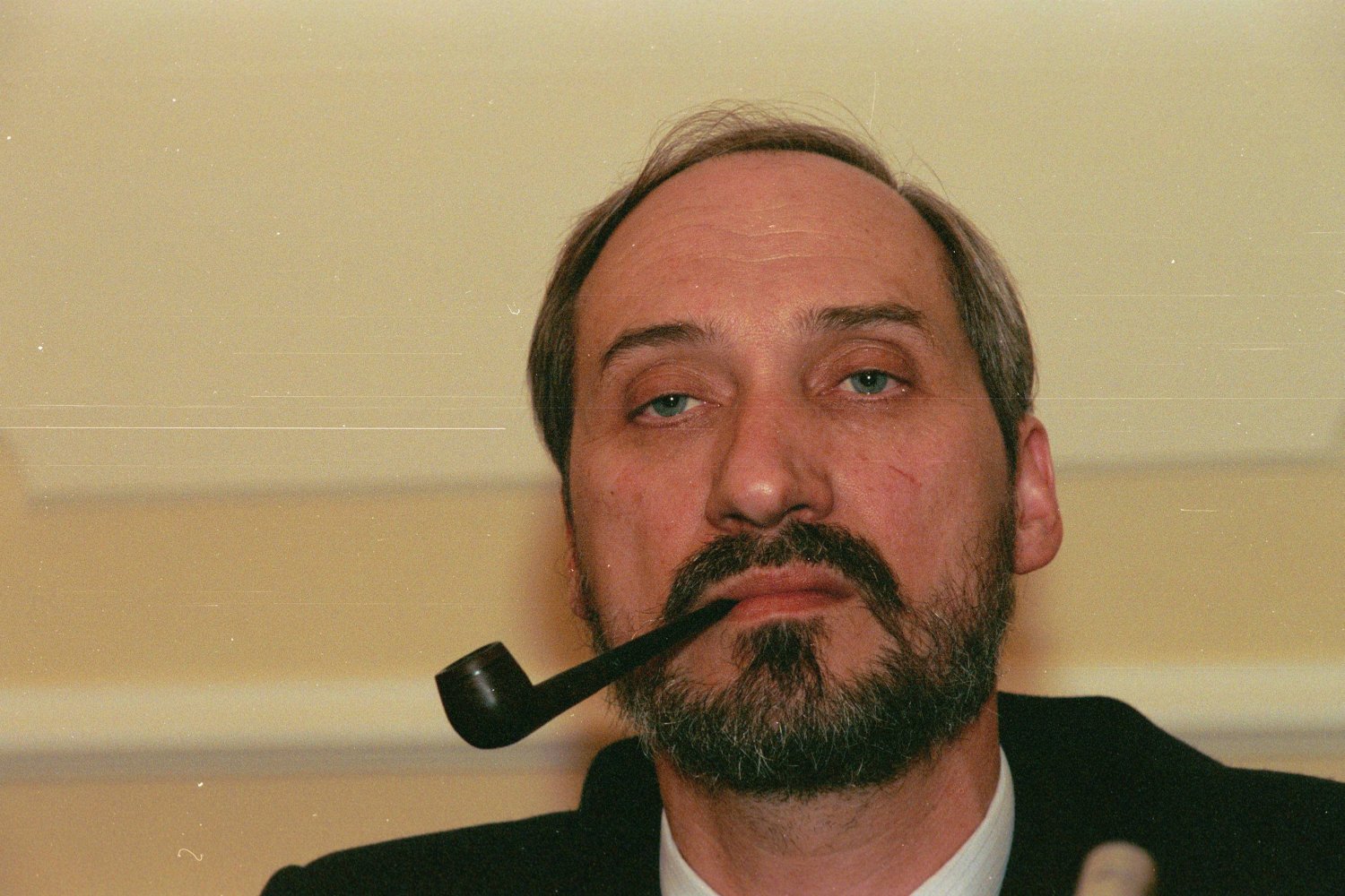 Andrzej Friszke stawia niewygodne dla szefa MON pytania.