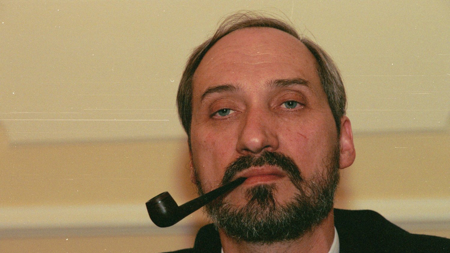 Andrzej Friszke stawia niewygodne dla szefa MON pytania.