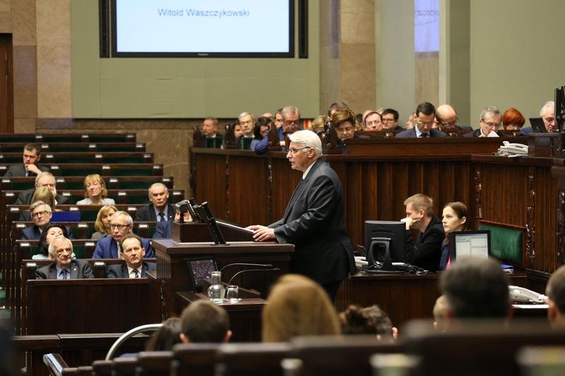 "Komisja wkracza na niebezpieczną ścieżkę politycznego sporu z Polską". To język szefa polskiej dyplomacji, Witolda Waszczykowskiego.