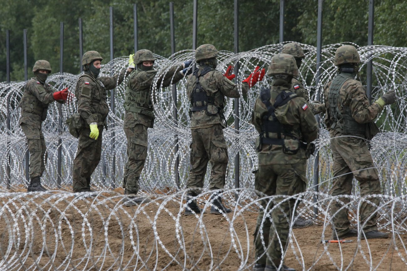 Pracownia IBRiS sprawdziła, jak Polacy oceniają politykę rządu PiS wobec migrantów starających się przedostać przez granicę.