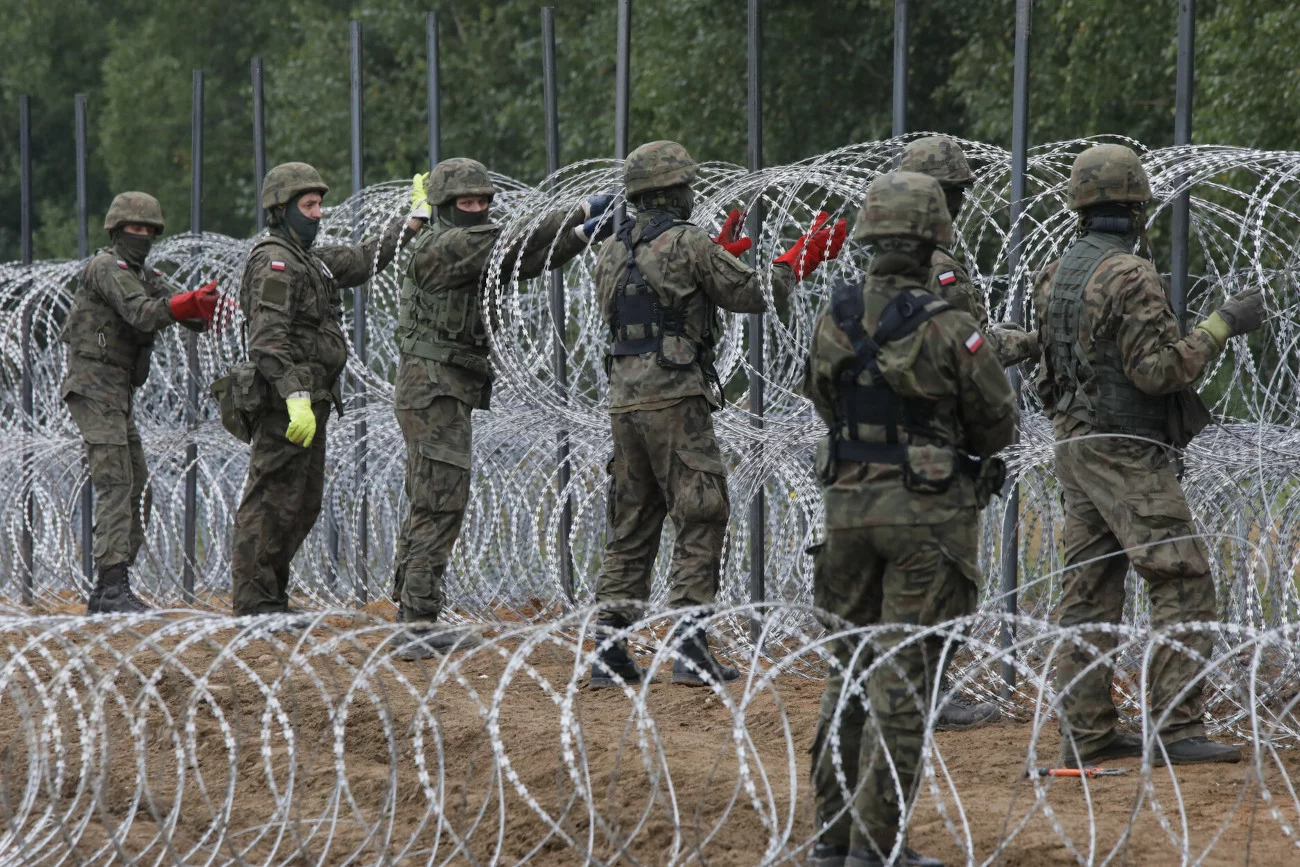 Pracownia IBRiS sprawdziła, jak Polacy oceniają politykę rządu PiS wobec migrantów starających się przedostać przez granicę.