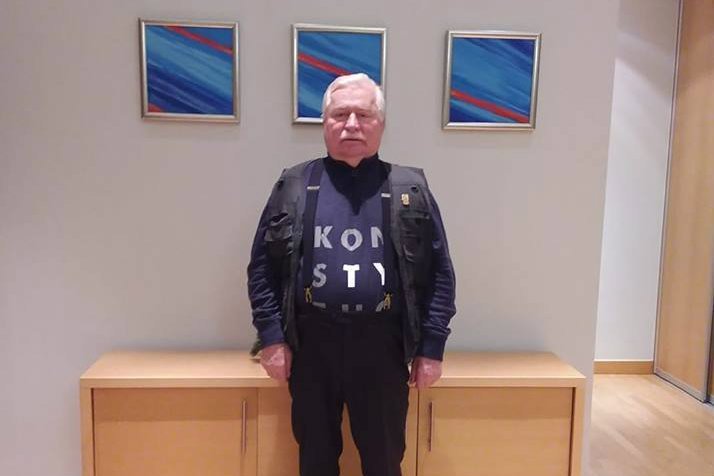 Koszulka Lecha Wałęsy na pogrzebie nie wszystkim się spodobała