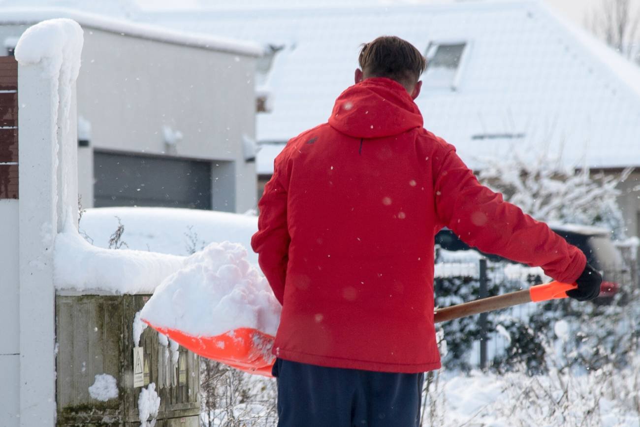 Kto ma odśnieżyć chodnik? Lepiej wiedzieć, bo grozi mandat