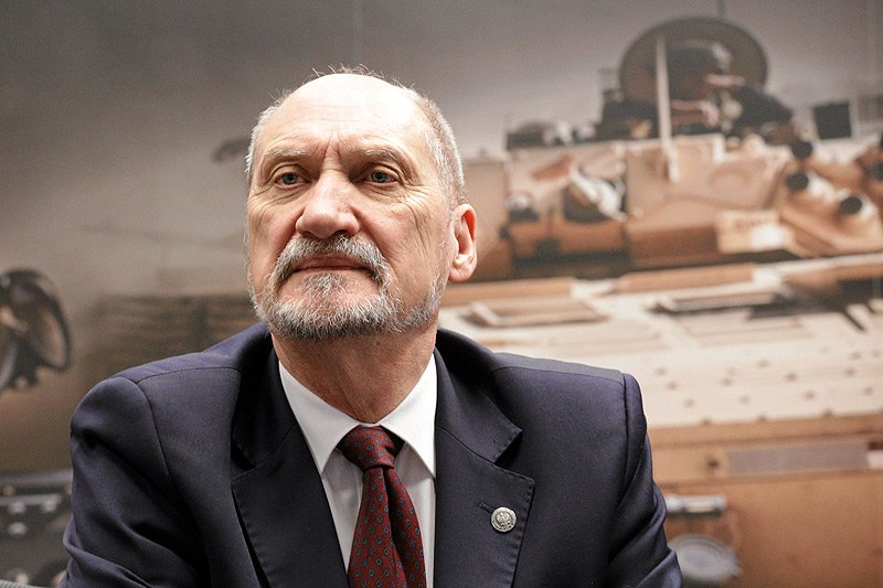 Minister obrony narodowej i wiceprezes PiS Antoni Macierewicz kolejny raz postanowił ośmieszyć Wojsko Polskie i pamięć o tragicznie zmarłym prezydencie Lechu Kaczyńskim.