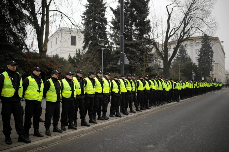 Policjanci, których skierowano pod Sejm musieli nasłuchać się od protestujących.