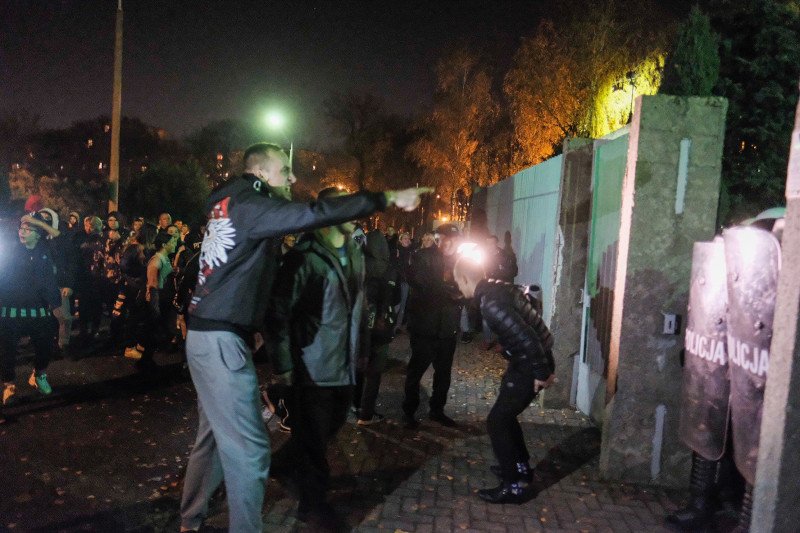 W Koninie doszło do protestów pod komendą policji po zastrzeleniu 21-letniego Adama C. przez funkcjonariusza.