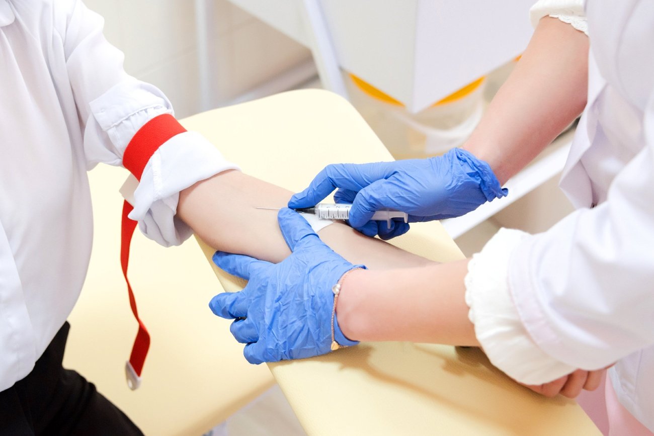 Hipokaliemia, również u chorych na COVID-19, powinna być leczona pod nadzorem lekarza i za pomocą leków, a nie suplementów diety. Przewagą leków z potasem nad suplementami diety jest przede wszystkim bezpieczeństwo stosowania