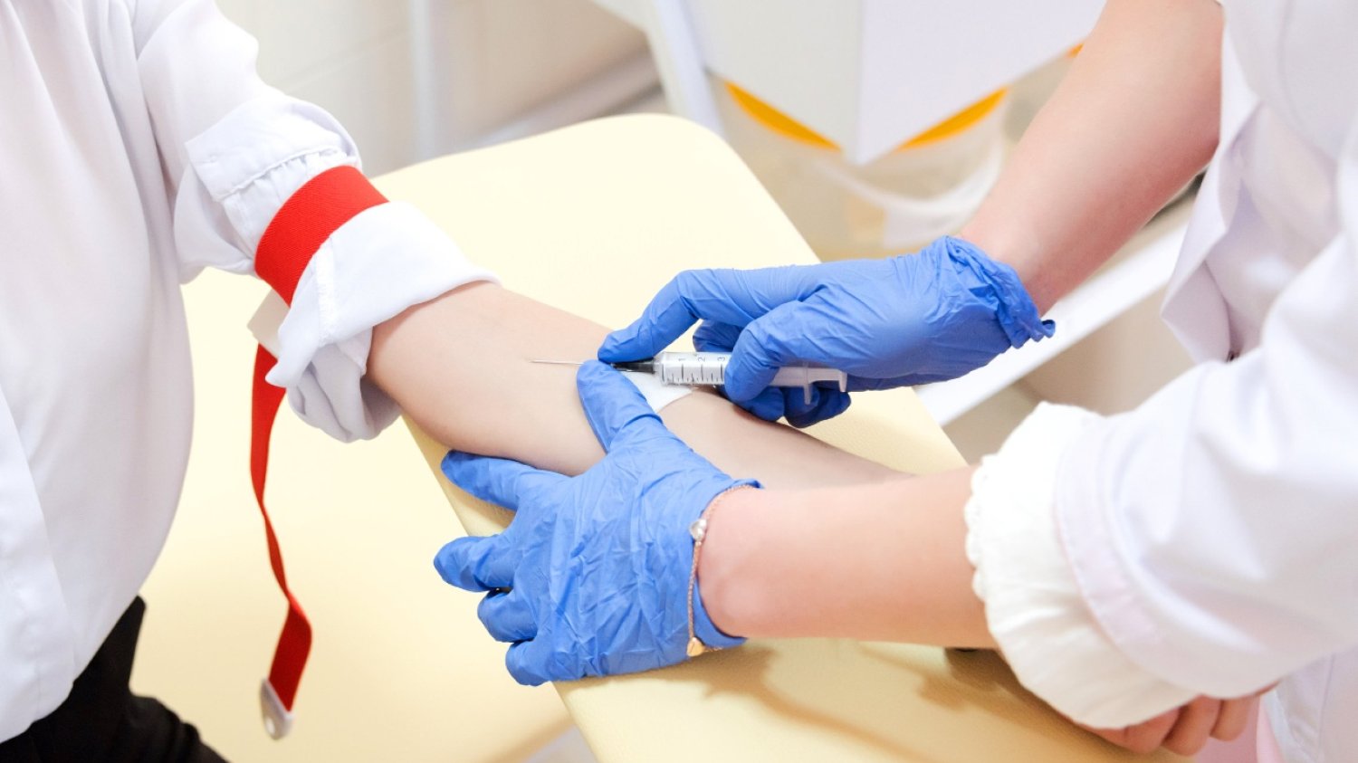 Hipokaliemia, również u chorych na COVID-19, powinna być leczona pod nadzorem lekarza i za pomocą leków, a nie suplementów diety. Przewagą leków z potasem nad suplementami diety jest przede wszystkim bezpieczeństwo stosowania