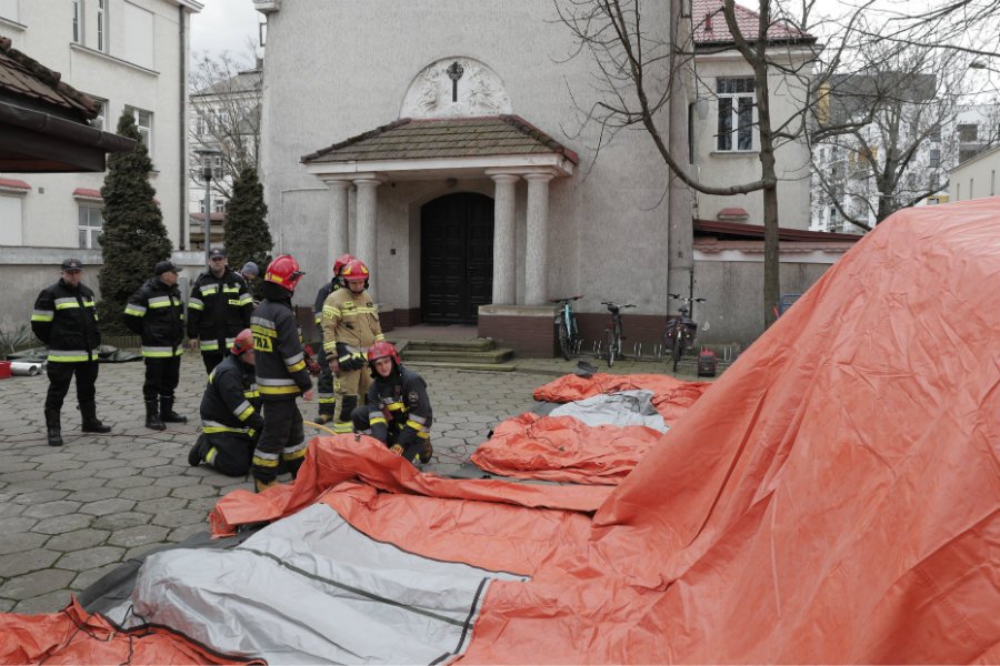 GIS rekomenduje unikanie uczestnictwa w imprezach masowych.