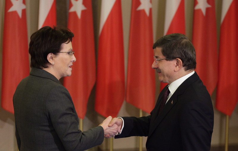 Premier Ewa Kopacz i  premier Turcji Ahmet Davutoglu podczas oficjalnej ceremonii powitania.